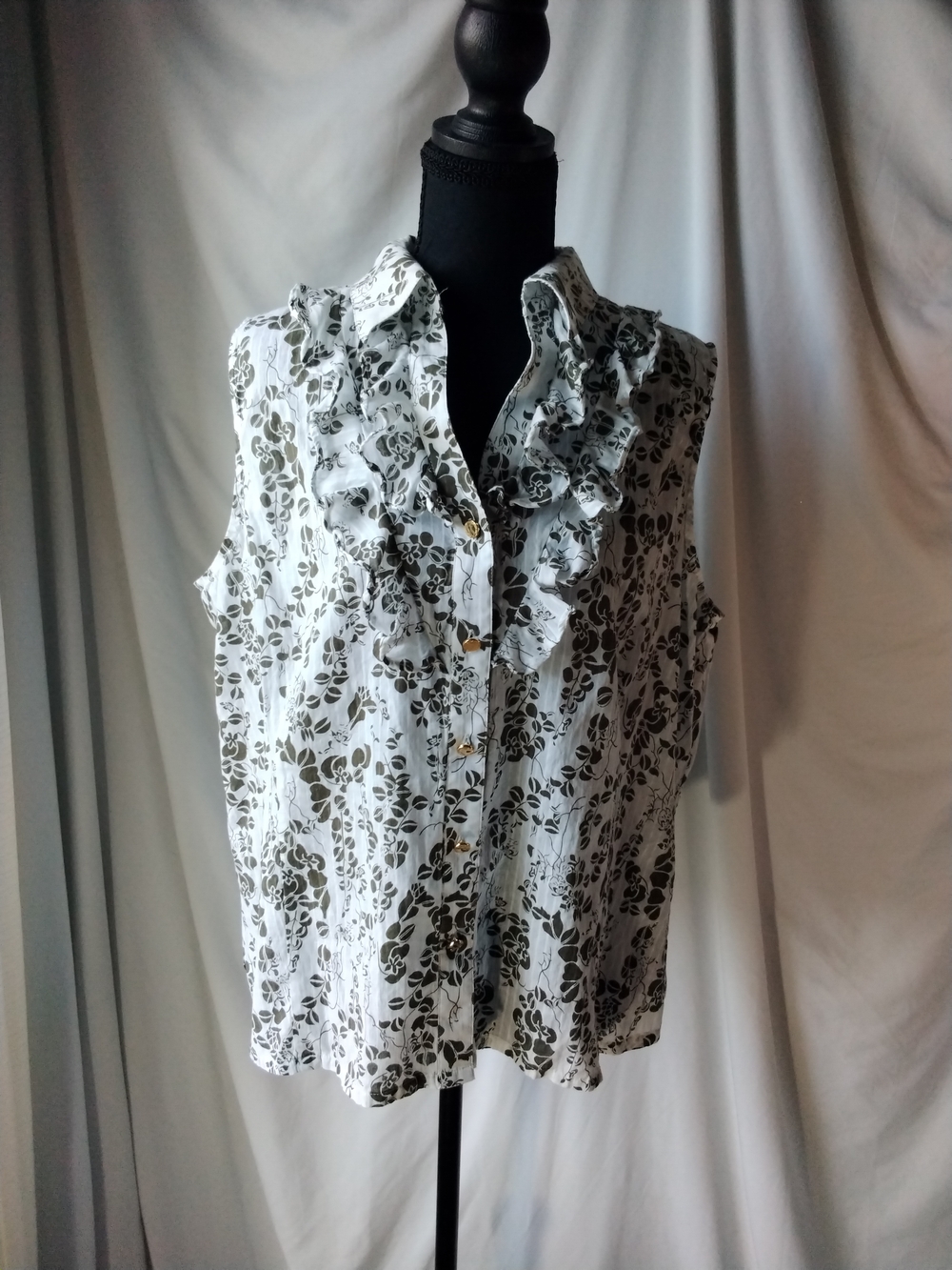 Alex Marie White Sleeveless Ruffle Floral Button Blouse